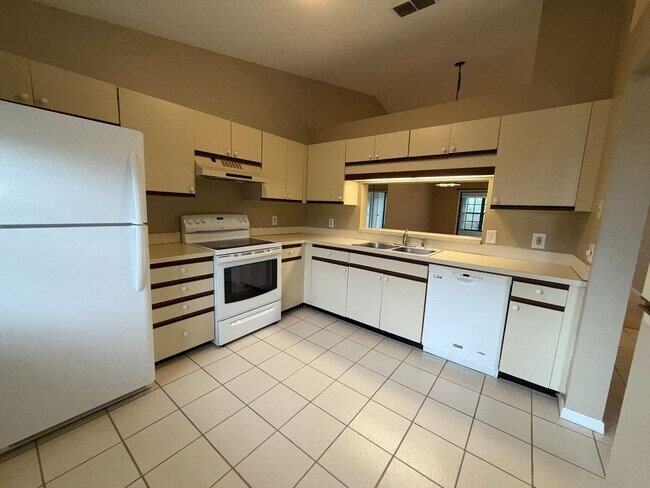 Building Photo - Perfect Condo in Dunedin