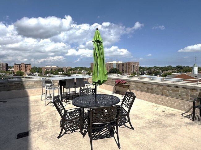 Building Photo - 10 S Dunton Ave