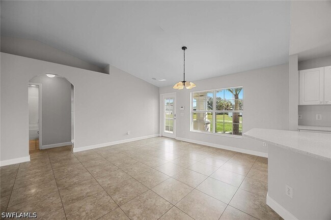 Building Photo - 915 NE 10th Ln