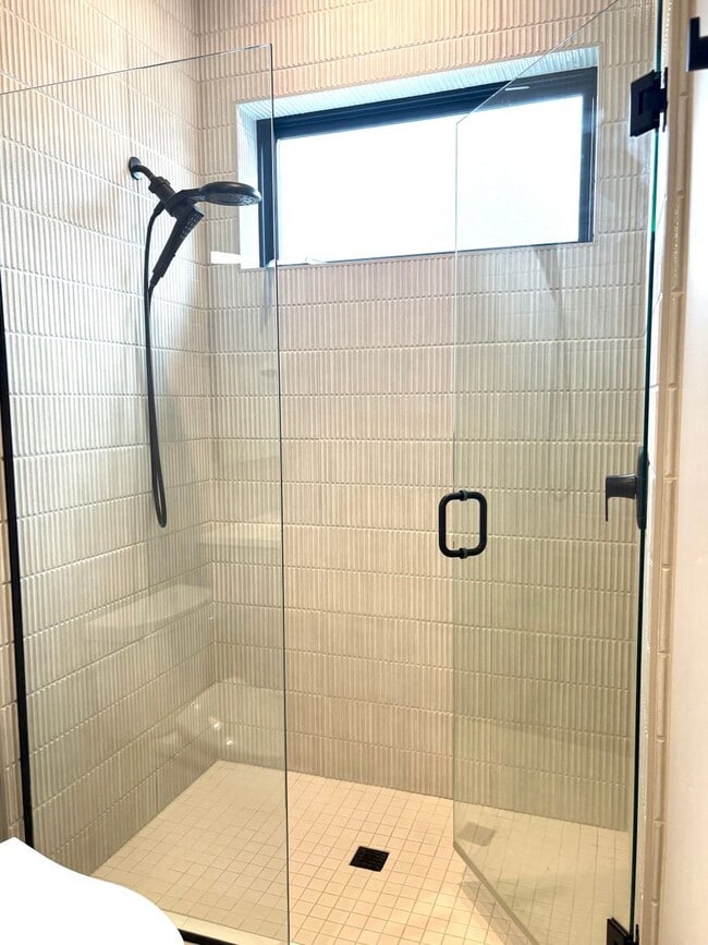 Building Photo - One bedroom apartment on Bend's SW side. End Unit