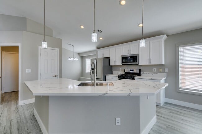 Building Photo - Completely upgraded 3 bedroom home in Macd...