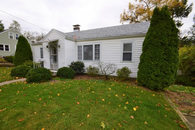 Building Photo - Professionals Only - 3 bedrooms 1 bath house