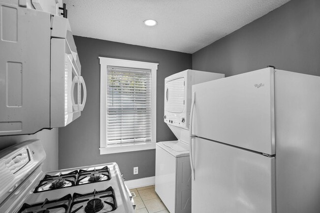 Building Photo - 1 Bedroom 1 Bath Duplex in the Heart of Auburn