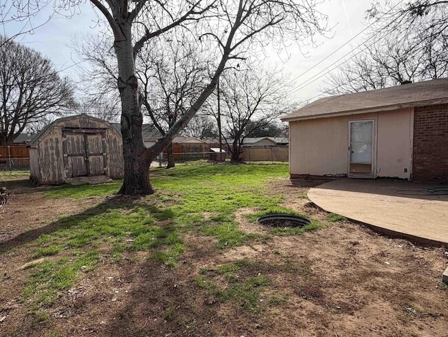 Building Photo - 5119 Parklane Dr