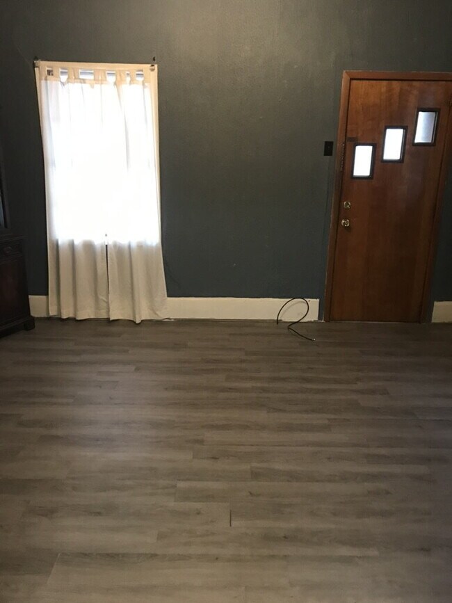 Building Photo - 2 Bedroom half double in N. end of Wilkes Barre