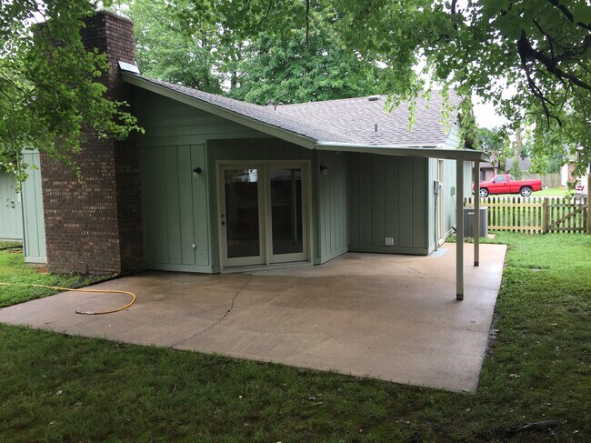 Back Covered Patio - 215 Magnolia Rd