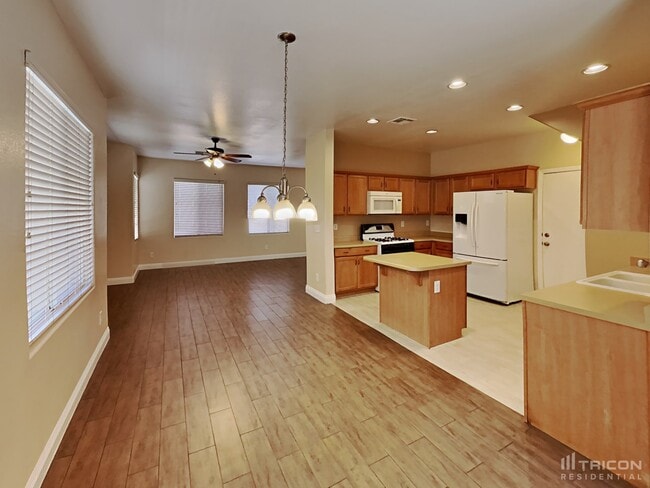 Building Photo - 719 Easter Lily Pl
