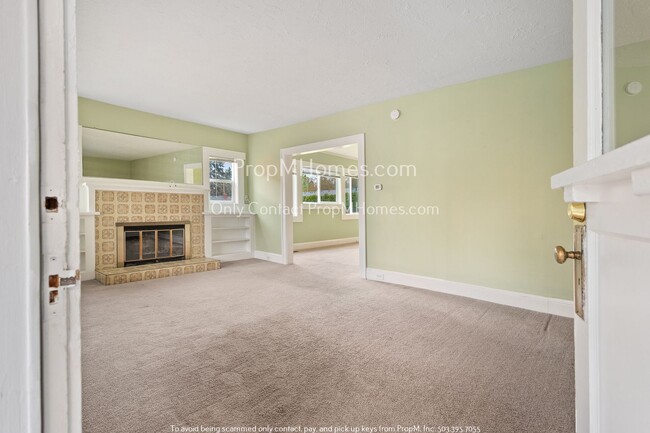 Building Photo - Charming Three Bedroom Home in Hazelwood!