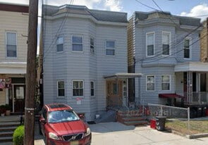 Building Photo - 123 Oak St