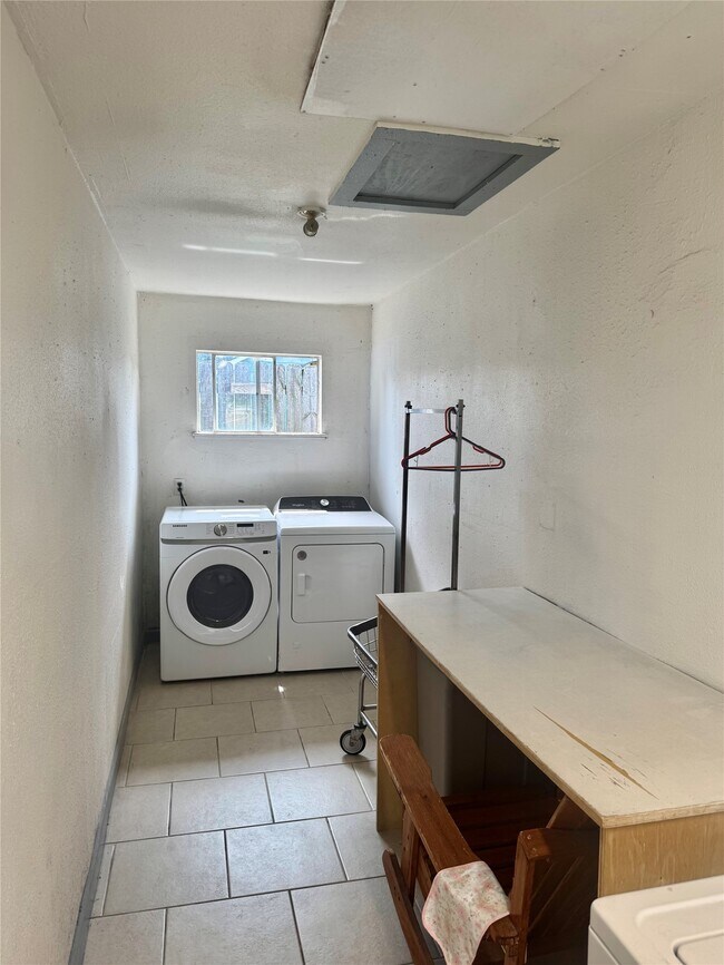 Building Photo - 1001 Spooner St