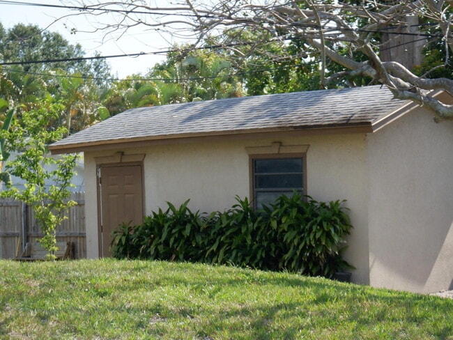 Building Photo - 1204 Sunset Rd