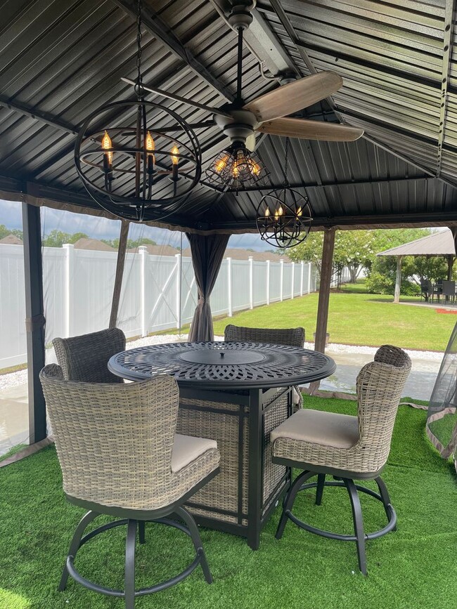 Building Photo - 3 Bedroom House in Addis with Pool, Gazebo...