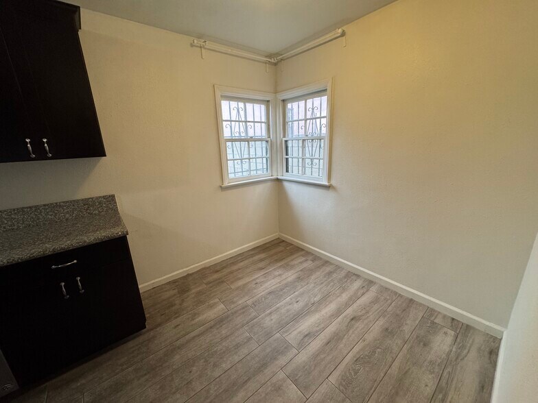 Building Photo - 5767 San Vicente Blvd