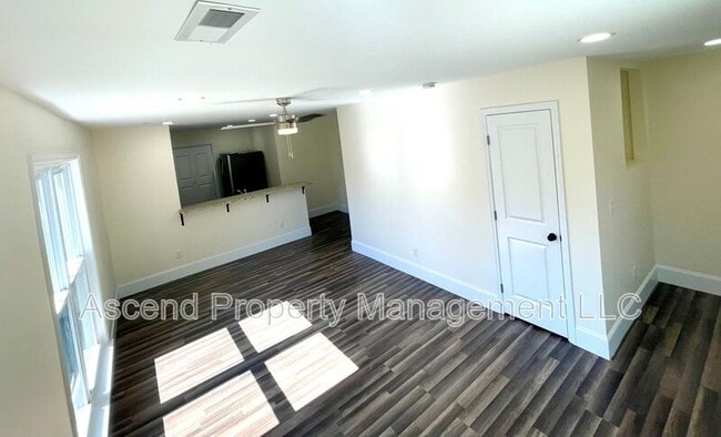 Building Photo - 729 Henderson Ave