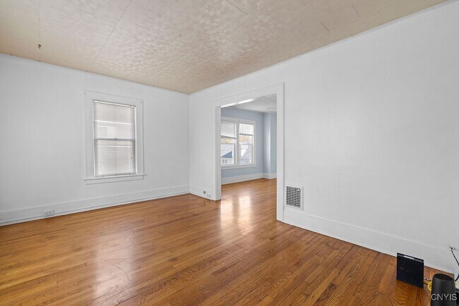 Building Photo - 403 Valley Dr