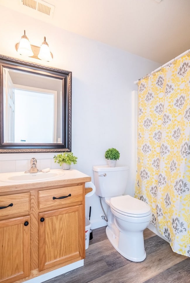 Building Photo - Large 4 Bedroom 2.5 Bathroom Pet Friendly ...