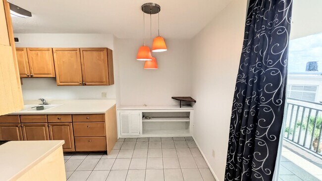 Building Photo - Annual UNfurnished Siesta Key Gulf front 2/2 condo with water views!