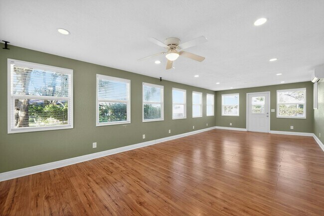 Building Photo - 220 Valencia Ct