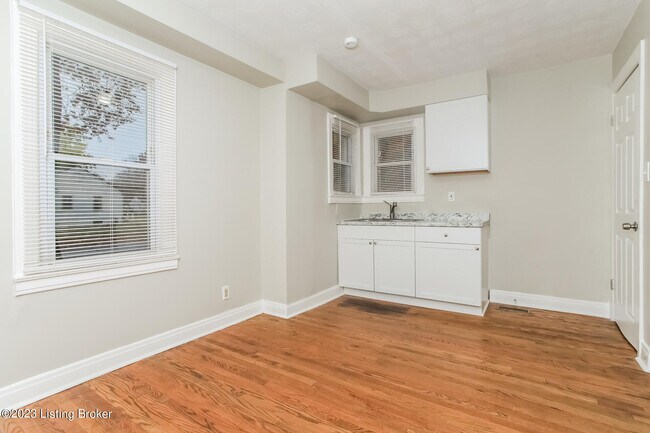 Building Photo - 2906 Wyandotte Ave