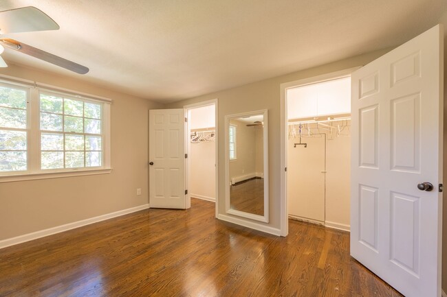 Building Photo - Charming 4 Bedroom Colonial with Updated K...