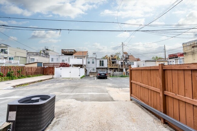 Building Photo - 1516 William St