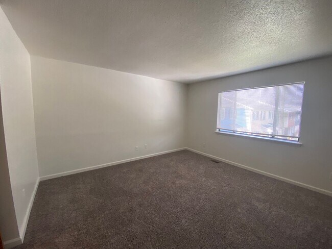 Building Photo - REDUCED!!!! 2 bedroom, 1.5 bath end unit Townhouse near Forest Hills Shopping Center and Downtown...