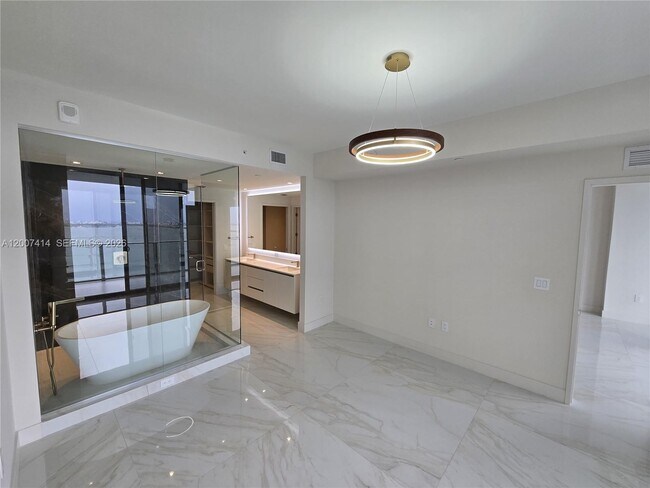 Building Photo - 700 NE 24th St