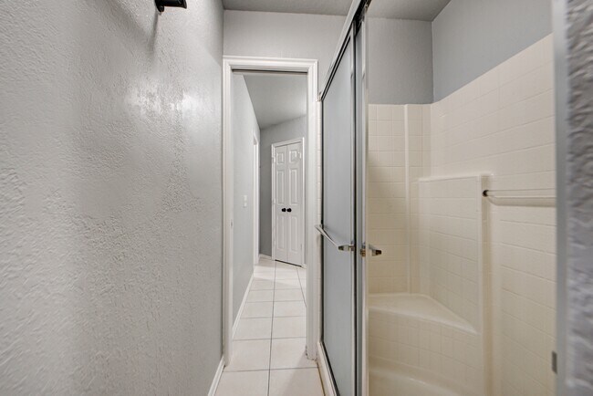 Building Photo - 917 Rambling Oaks Dr