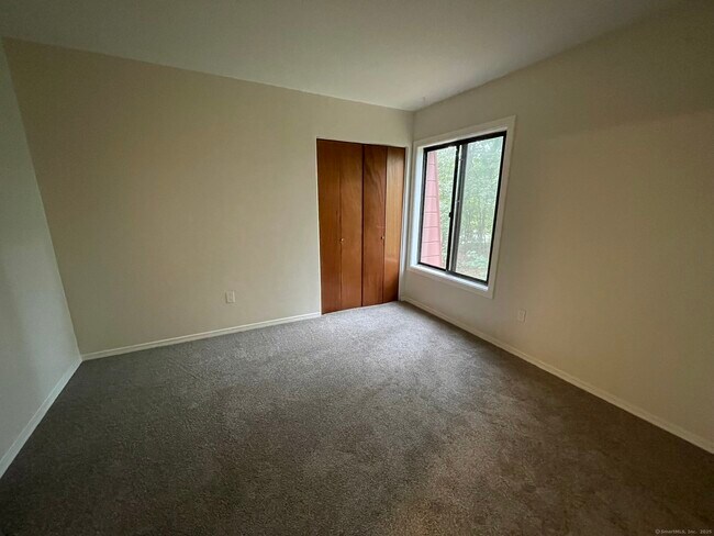 Building Photo - 25 Woodsedge Dr