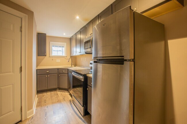 Building Photo - Charming Studio Apartment in Columbia Heig...