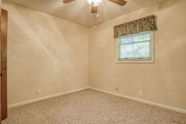 Building Photo - Central Hot Springs Village/Home/Unfurnished