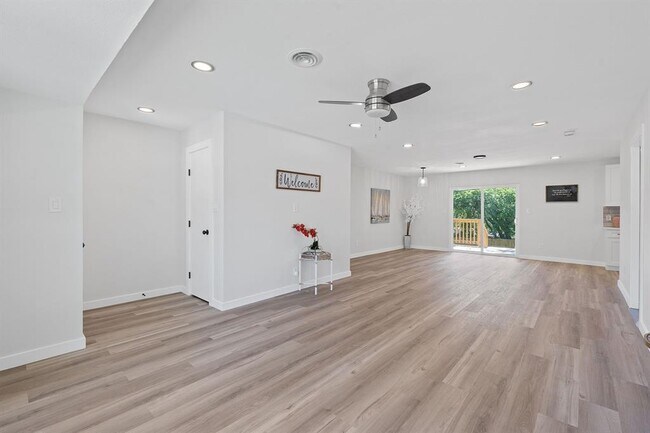 Building Photo - 711 Santa Rosa Dr