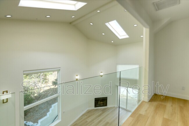 Building Photo - 1827 Hill Dr