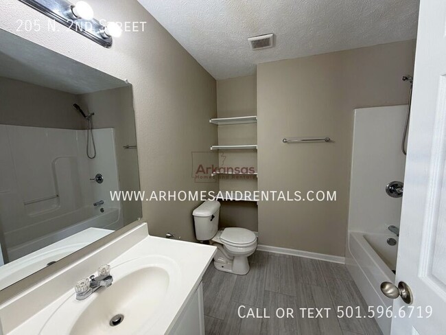 Building Photo - 205 N 2nd St