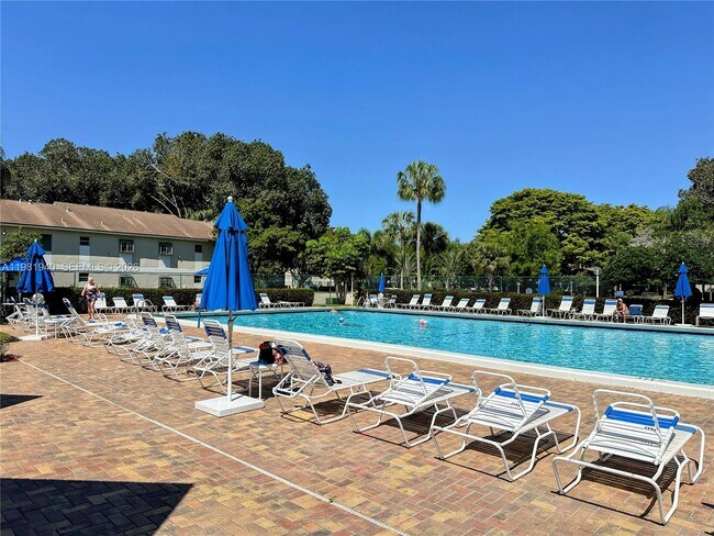 Building Photo - 107 Gardens Dr