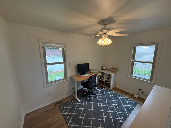 Building Photo - 3310 Zinran Ave S