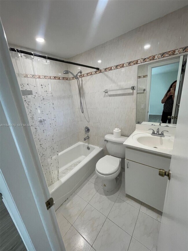 Building Photo - 10905 N Kendall Dr