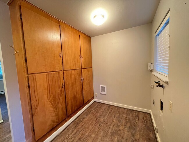 Building Photo - Lovely 2 Bed + 1 Bath Unit in Forest Grove...