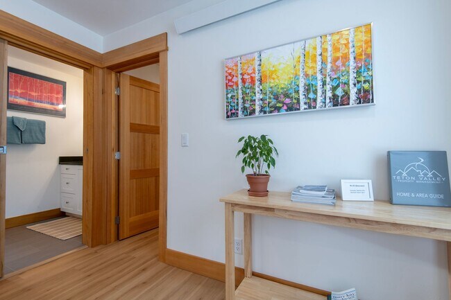 Building Photo - Seasonal Rental 11/1/25 - 5/30/26 Modern F...