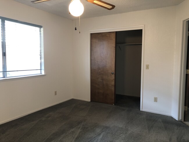 Building Photo - 1635 E Eastbrook Ave