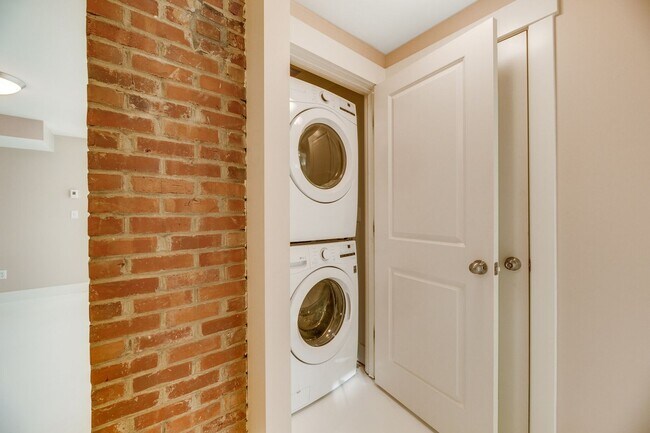 Building Photo - Amazing 4-Bedroom Daylight Basement in Well-Maintained Triplex!