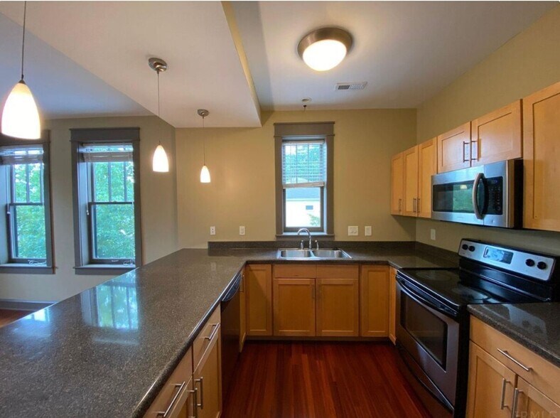 Building Photo - 581 E Hillside Dr