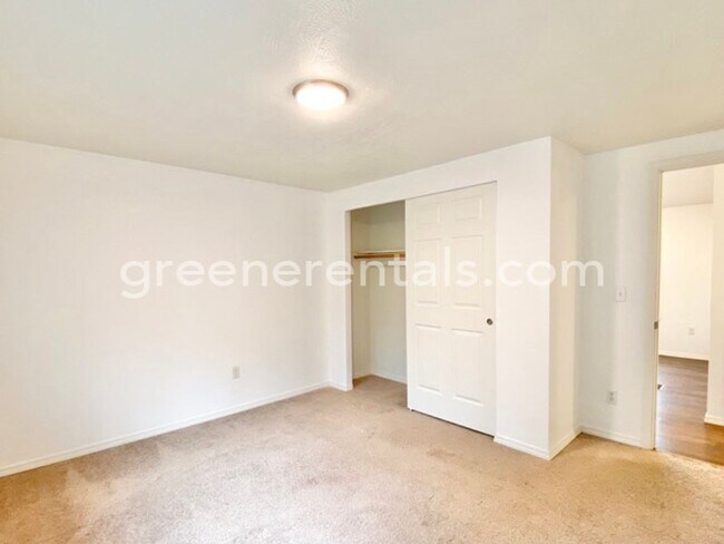 Building Photo - 6733 5th Ct SE