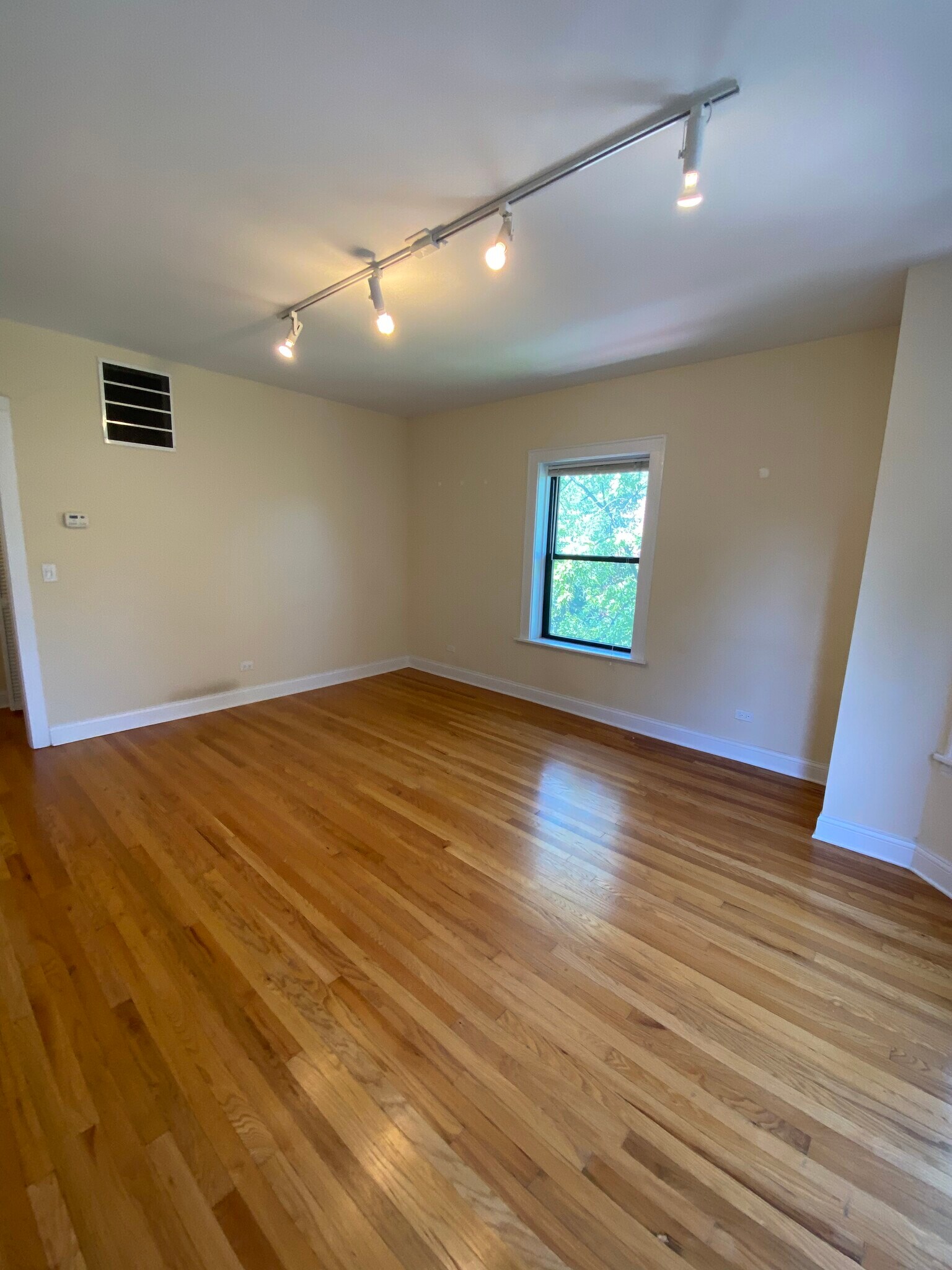 Living room space for dining table - 4056 N Harding Ave