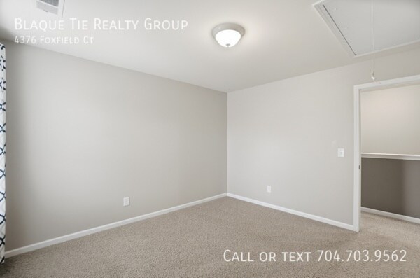Building Photo - 4376 Foxfield Ct