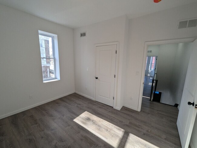 Building Photo - Gorgeous Home - West Philadelphia