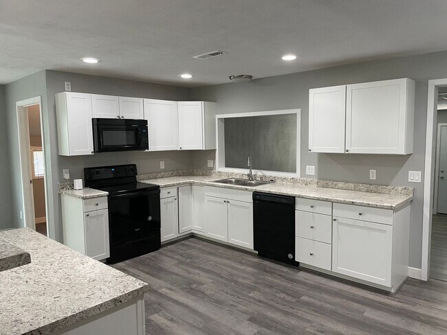 Building Photo - Beautiful 3 Bedroom 2 Bath 2 Living Areas + Detached 1 Car Garage/ Workshop