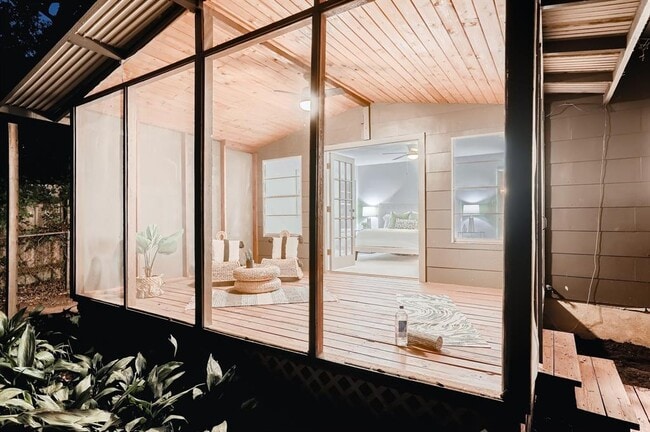 Building Photo - 5325 Western Hills Dr