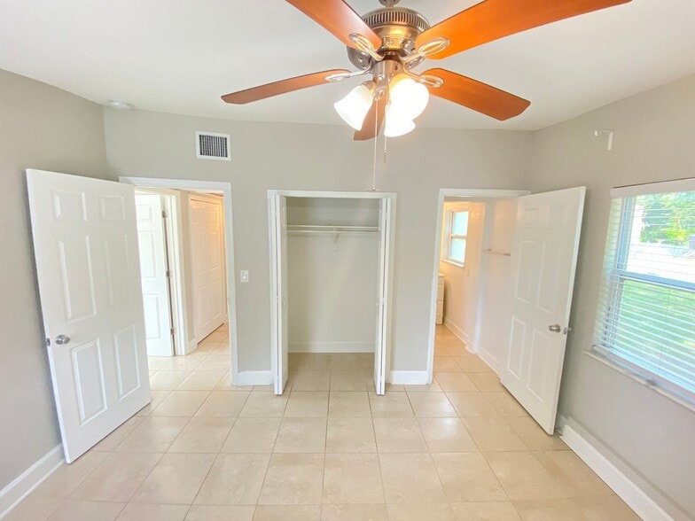 Building Photo - Available Now! 2/2 Bungalow near Downtown