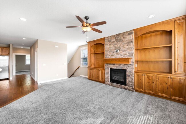 Building Photo - Beautiful Gated Fisher’s Landing Townhome with 4 Bedrooms, Gas Fireplace & Central AC